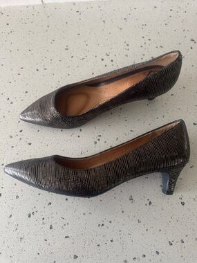 Sofft Pewter Metallic & Black Leather Pointed Toe kitten Heel Pumps Size 9 EUC